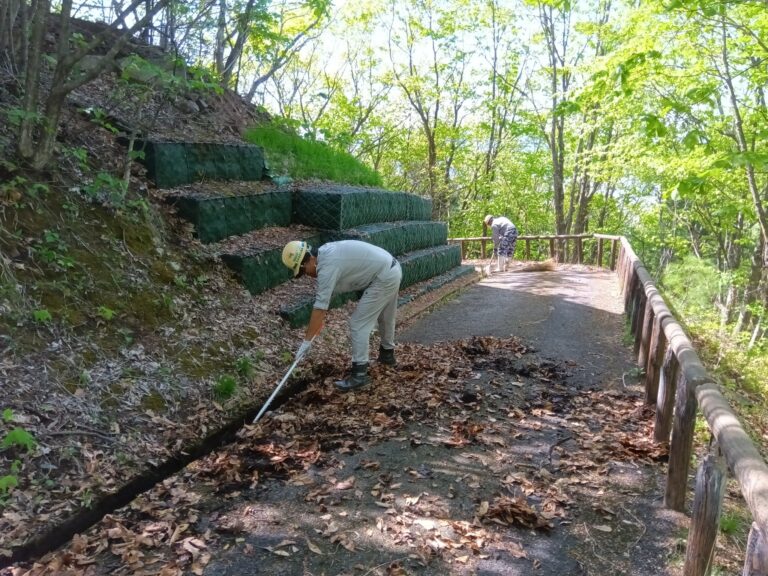 当麻山展望台及び登山道の清掃活動をしました