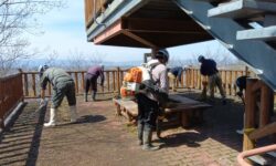 当麻山展望台及び登山道の清掃活動をしました