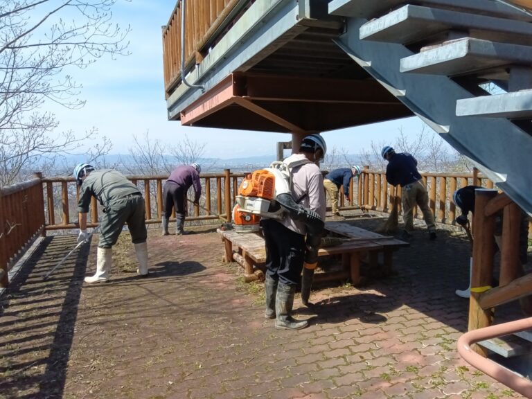 当麻山展望台及び登山道の清掃活動をしました